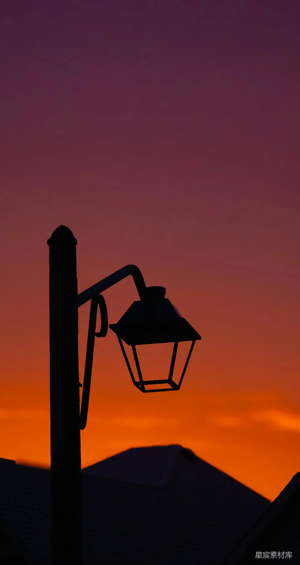 高清摄影 壁纸 实验性 春天 一盏路灯的剪影映衬在绚丽的夕阳天空中。