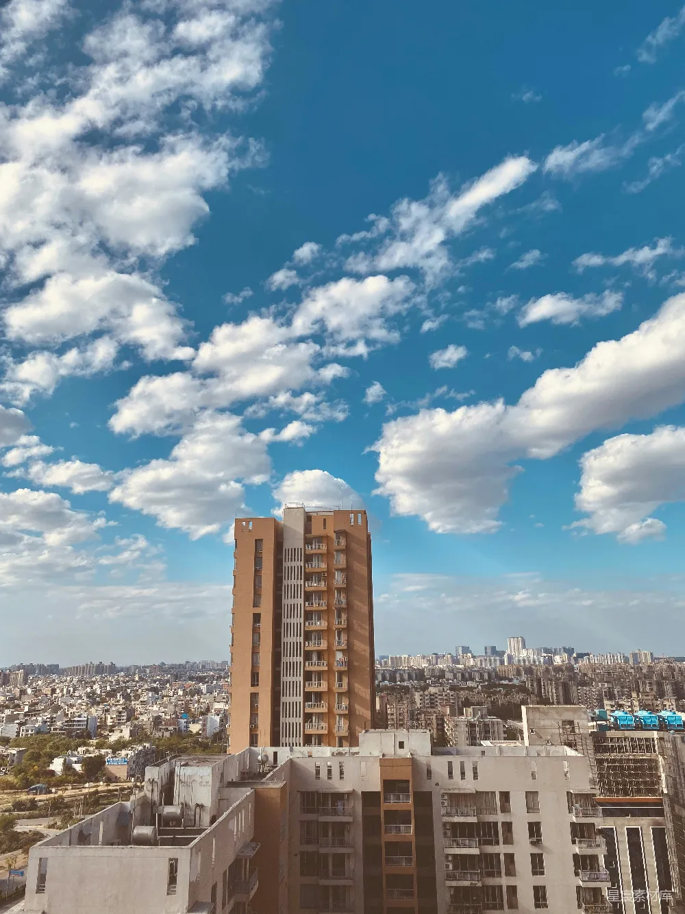 高清摄影  白天，蓝白相间的晴云天空下，城市建筑物