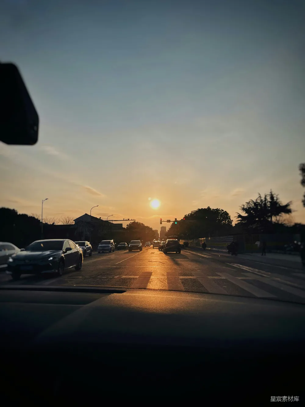 高清摄影  夕阳西下，笼罩在城市街道上。