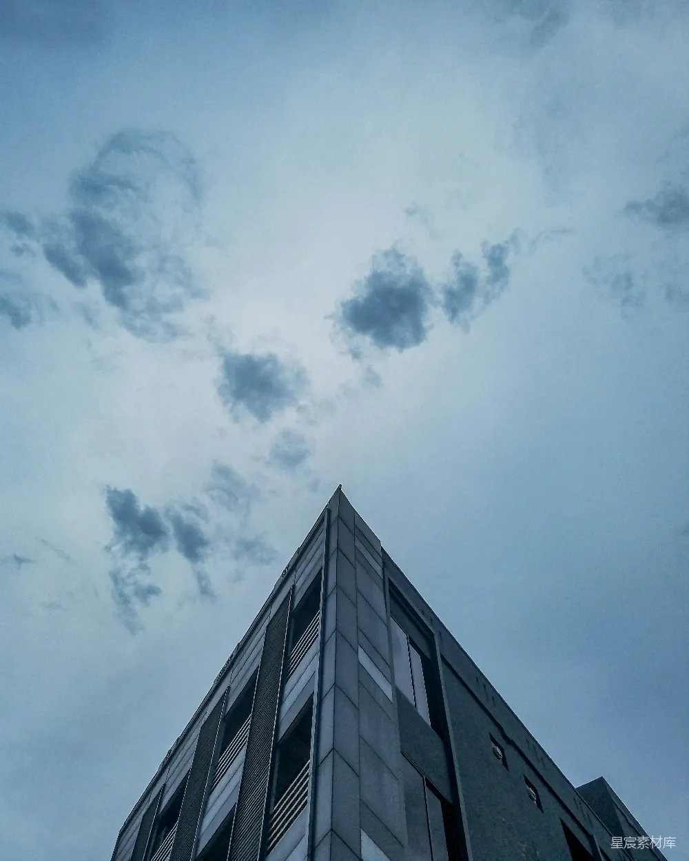 高清摄影  灰度照片中的混凝土建筑在多云的天空下