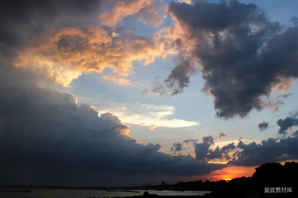 高清摄影  夕阳正悬挂在水面之上。