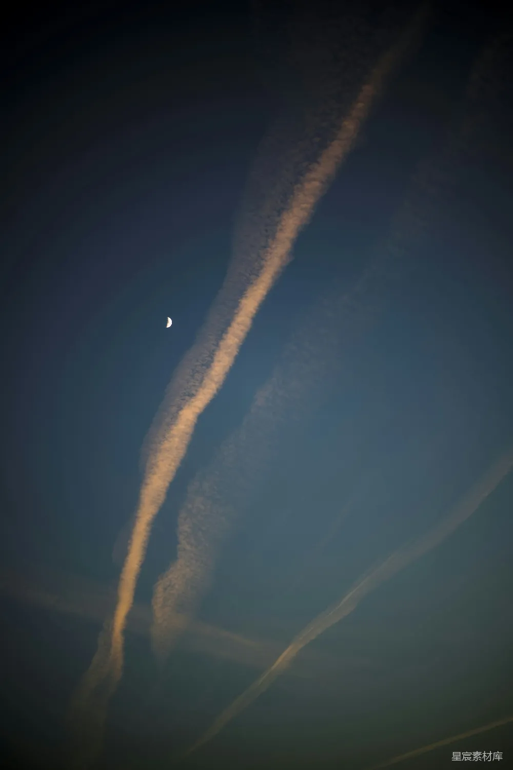 高清摄影  一架在夜晚天空中飞行的飞机