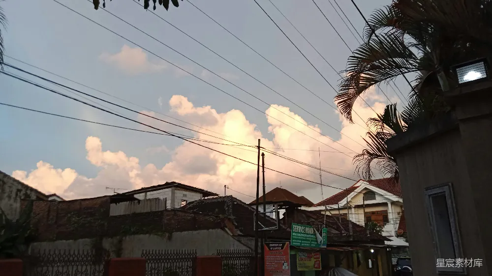 高清摄影  一条街道的景象，背景中有电线杆。