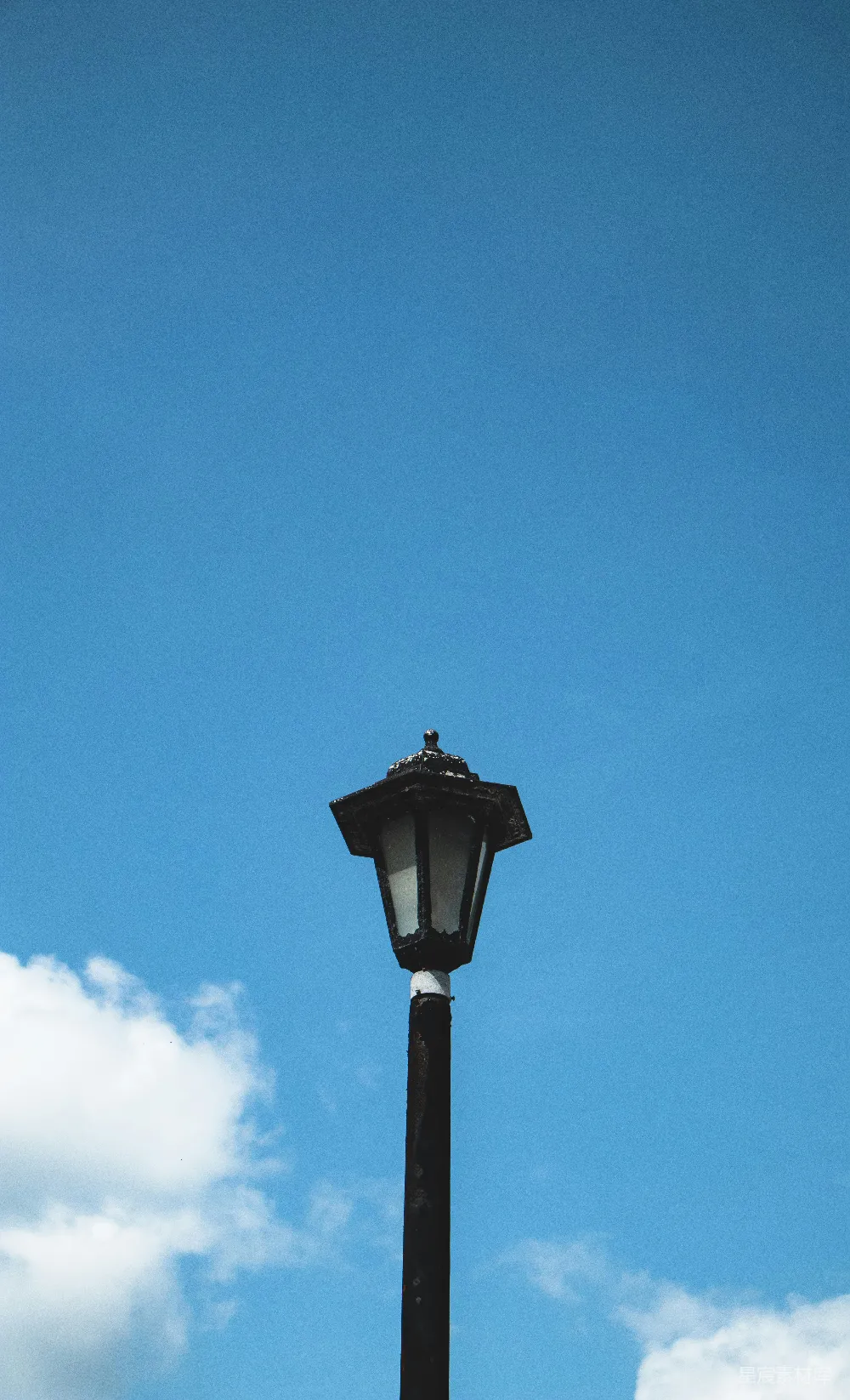 高清摄影  一盏路灯，背景是蓝天。