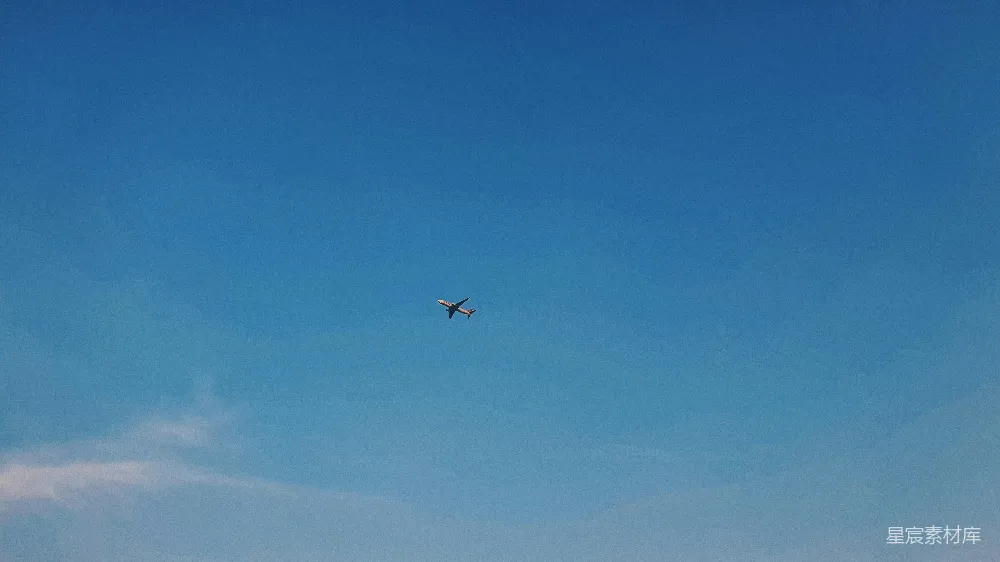 高清摄影 壁纸 自然 一架飞机在天空中高飞。