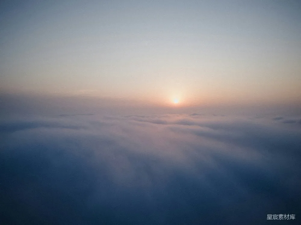 高清摄影  夕阳西下，云层在天空中飘浮。