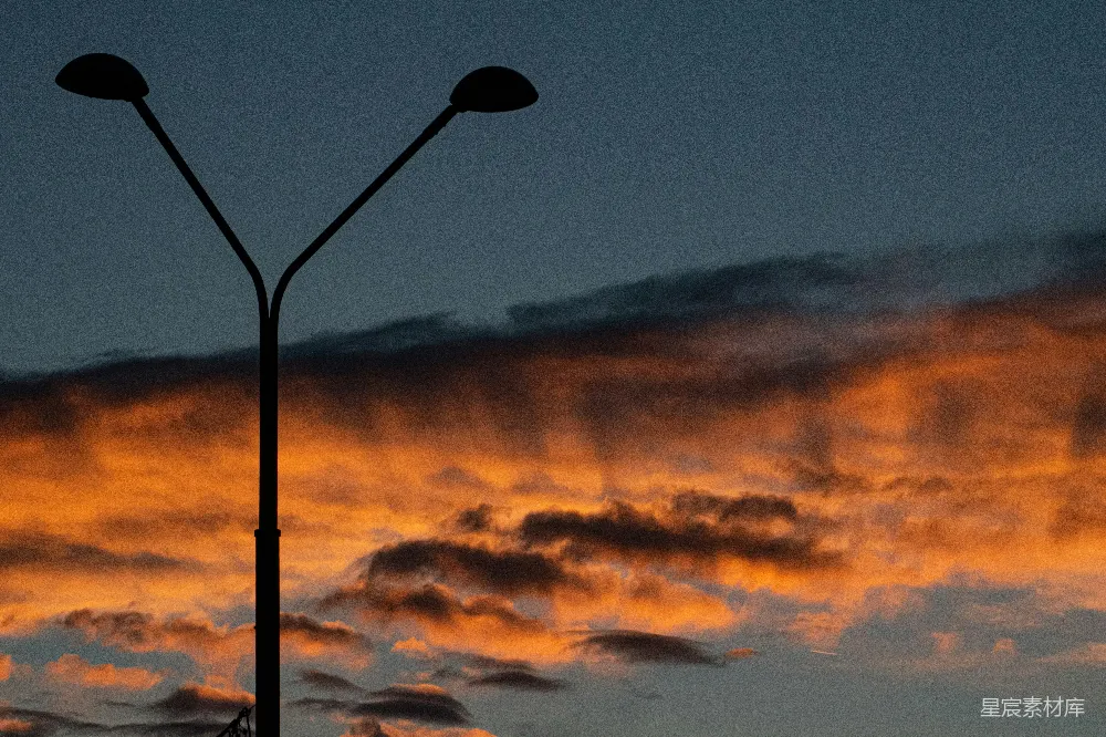高清摄影  夕阳下的黑色路灯