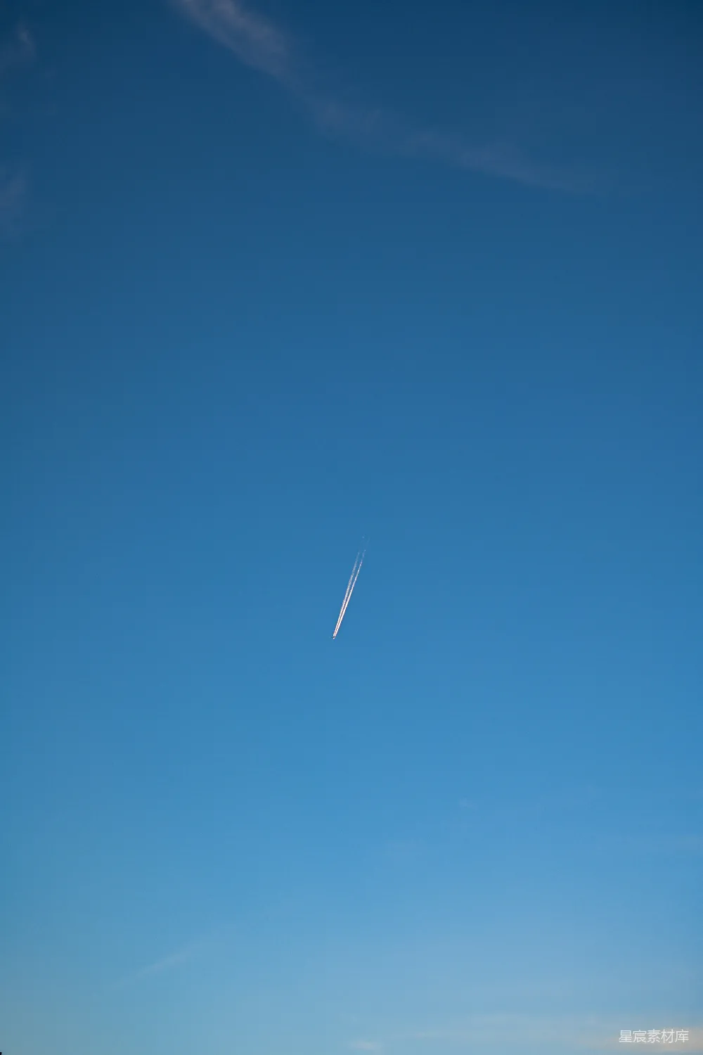 高清摄影  一架飞机在高空飞行。