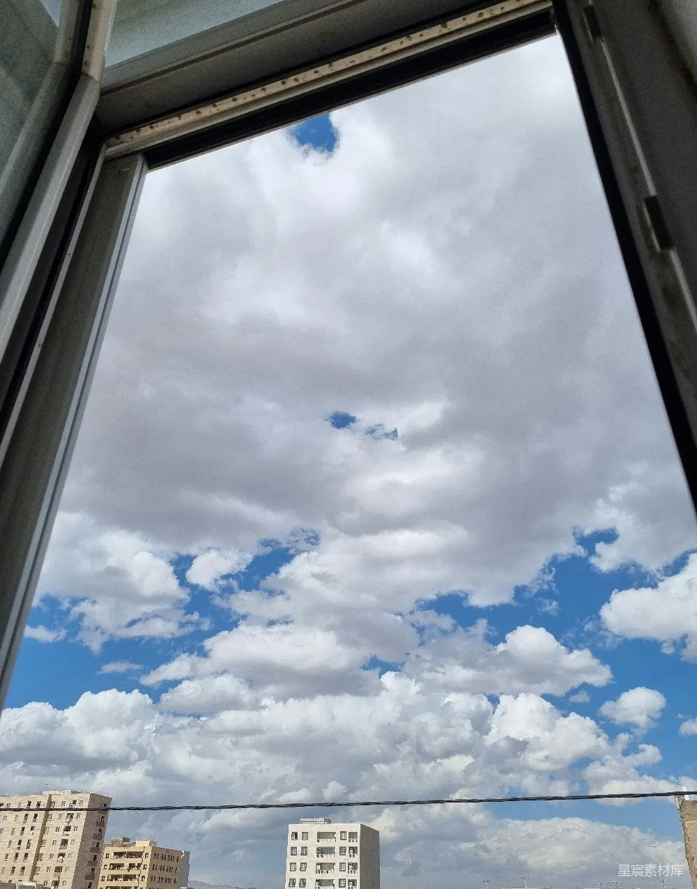 高清摄影  从窗户看到的天空景色