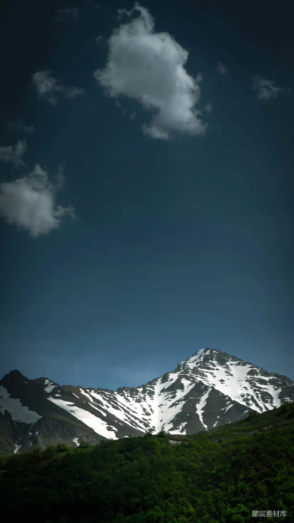 高清摄影 旅行 壁纸 云雾缭绕的蓝天下的积雪山