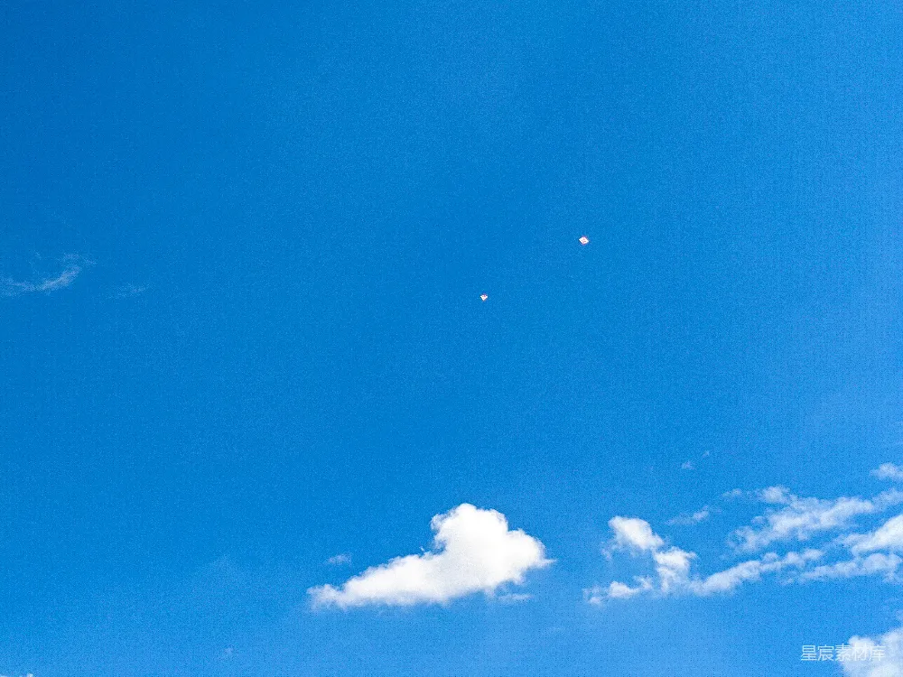 高清摄影  晴朗的蓝天，几朵白云