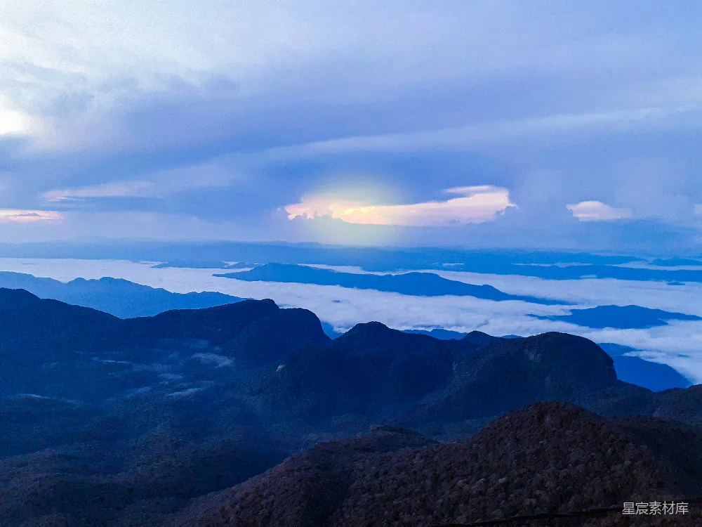 高清摄影  太阳照耀着山峦和云层