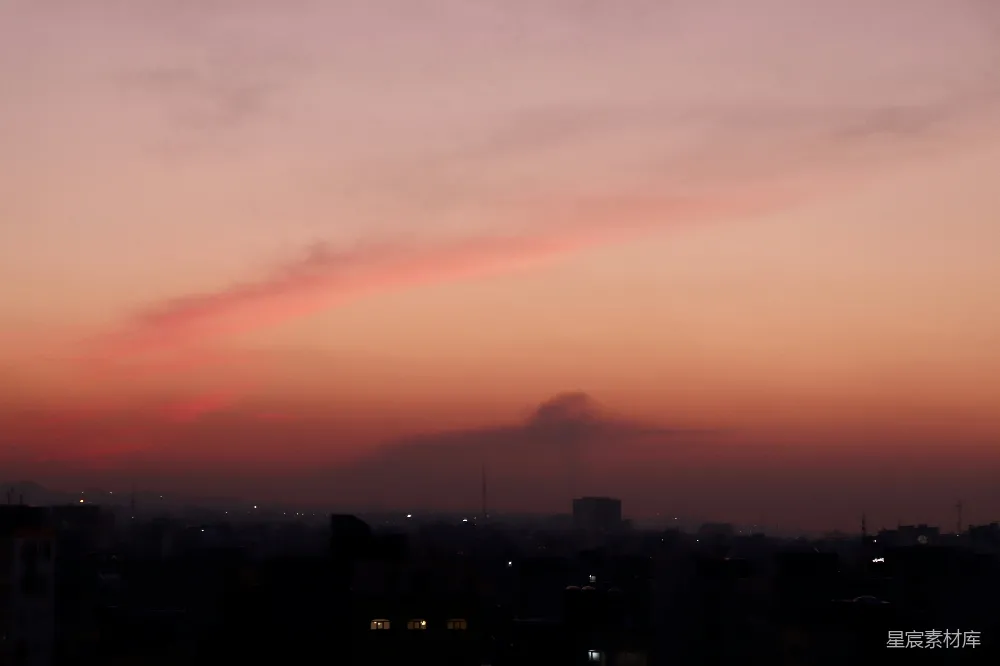 高清摄影  夕阳西下，城市上空有一片红色云彩。