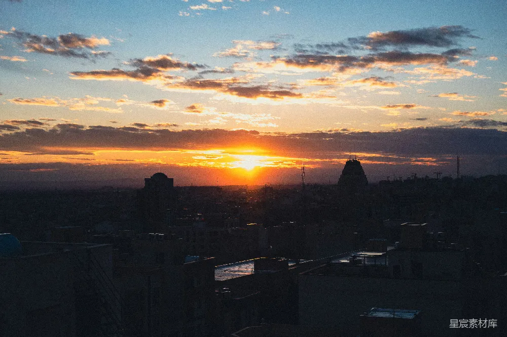 高清摄影  夕阳西下，城市上空高楼林立
