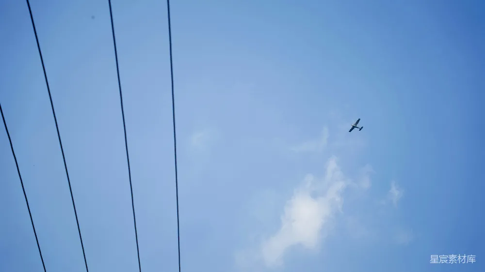 高清摄影  一架在空中飞行的飞机