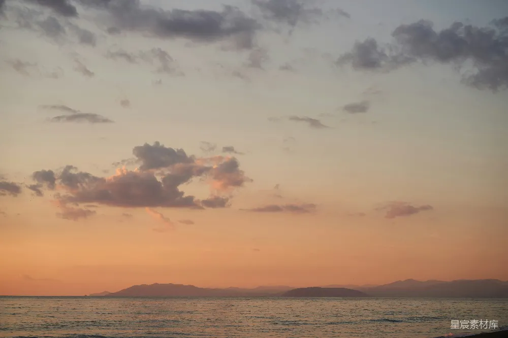 高清摄影 自然 夕阳下的水体景色，远处是连绵的山脉。