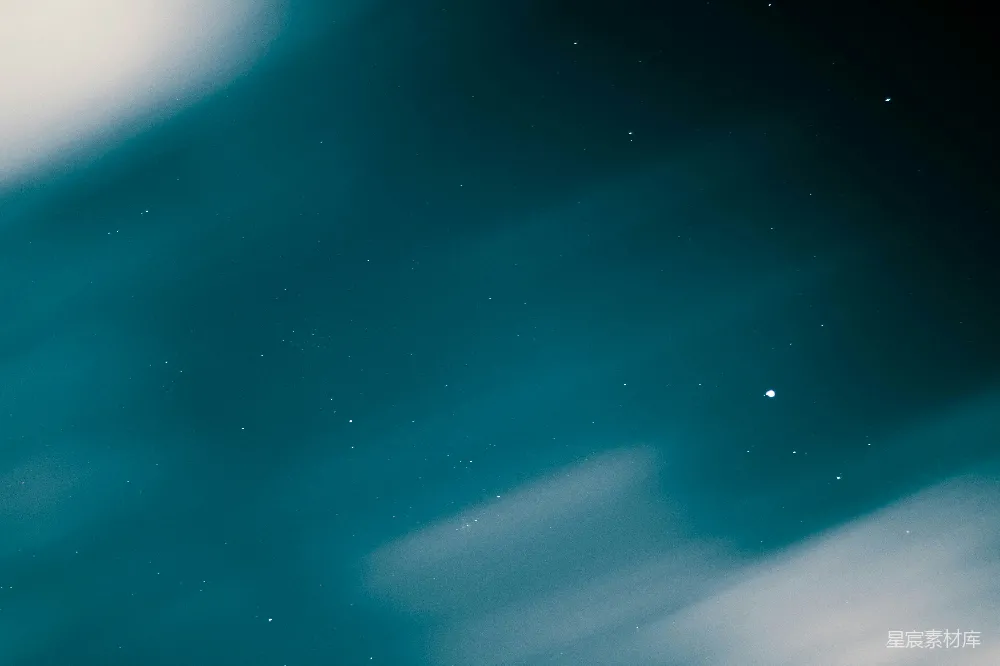 高清摄影  天空中充满了星星和云朵。