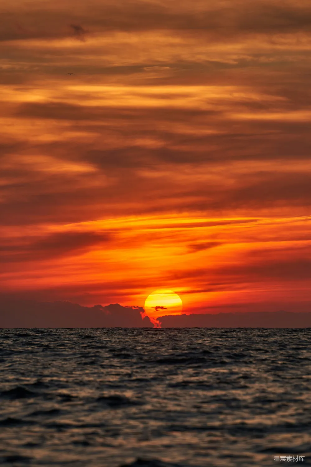 高清摄影 壁纸 夕阳映照在海面上，一艘小船在水中漂浮。