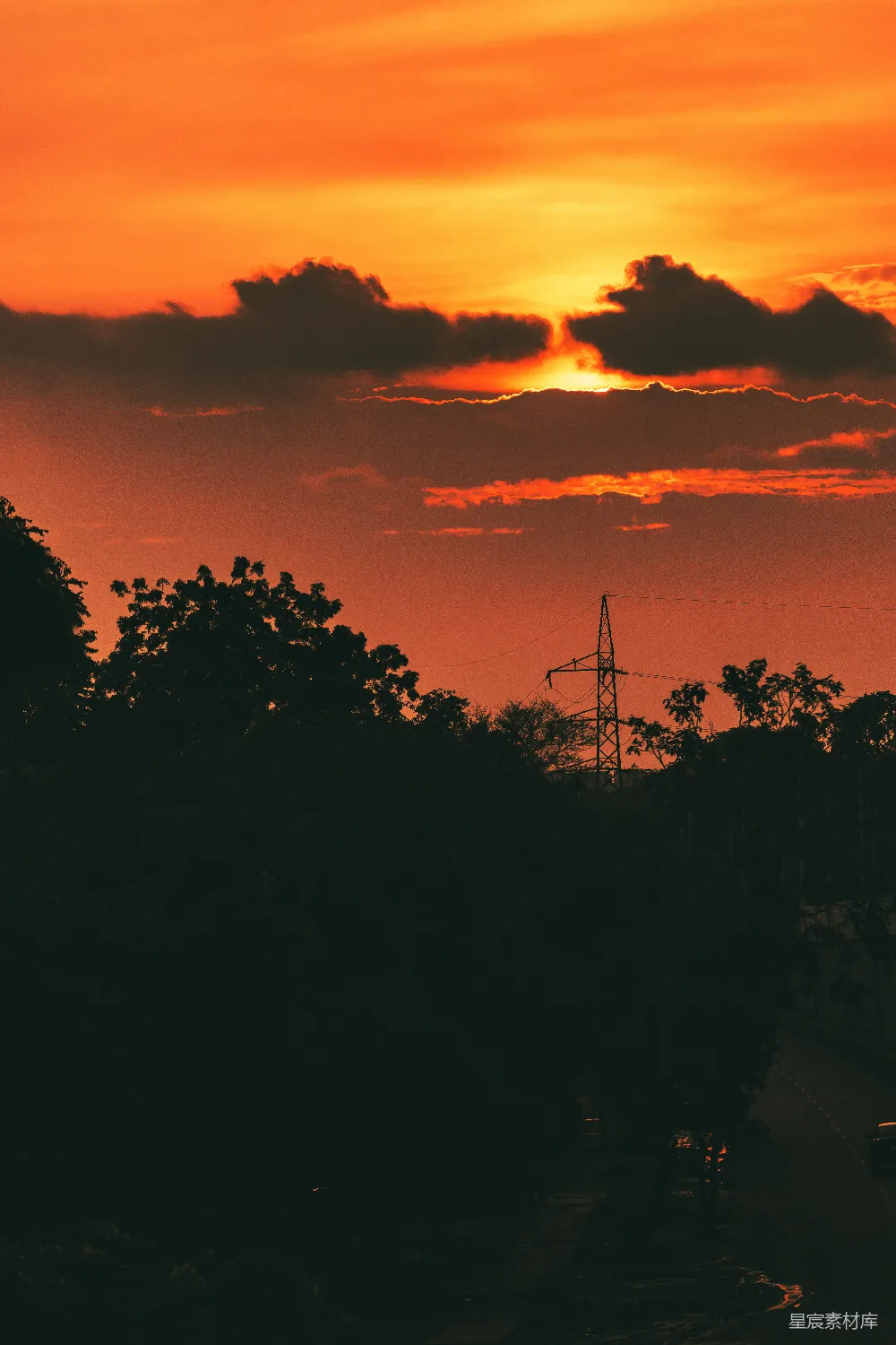 高清摄影  夕阳正在远处的树林上落下。