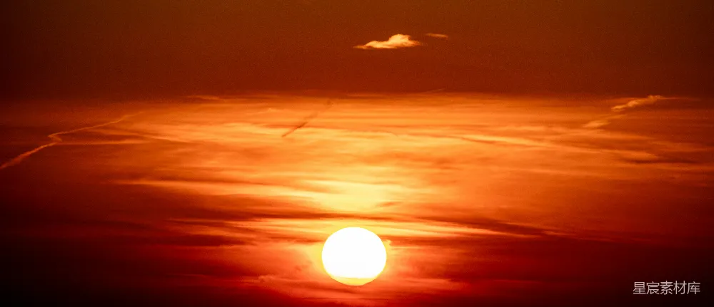 高清摄影 自然 壁纸 夕阳西下，云层笼罩着天空。