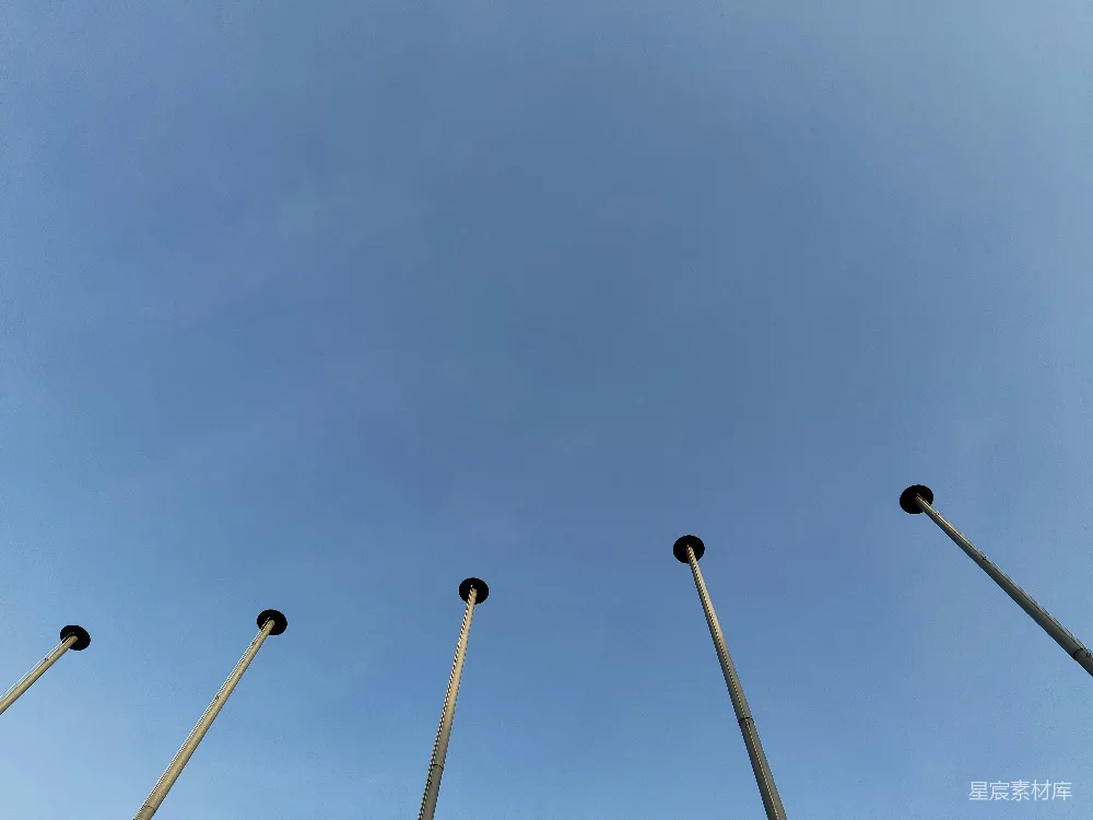 高清摄影  五根杆子直指清澈的蓝天。