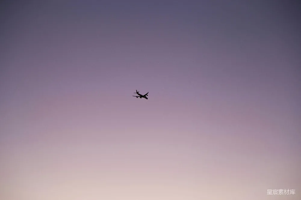 高清摄影 自然 壁纸 黄昏时分天空中的一架飞机