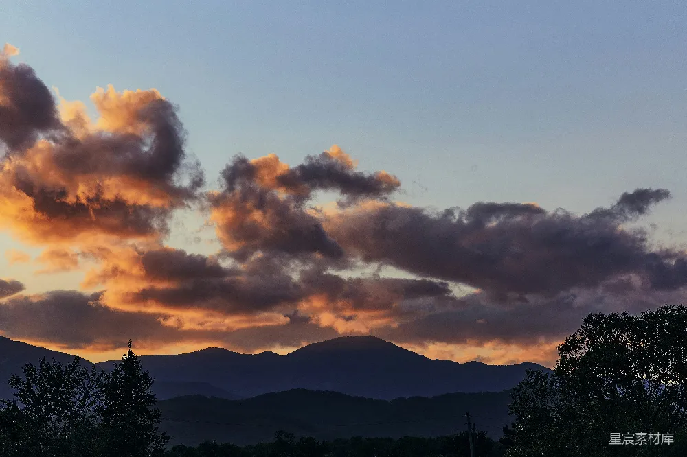 高清摄影 自然 夕阳西下时，多云的天空下山的剪影