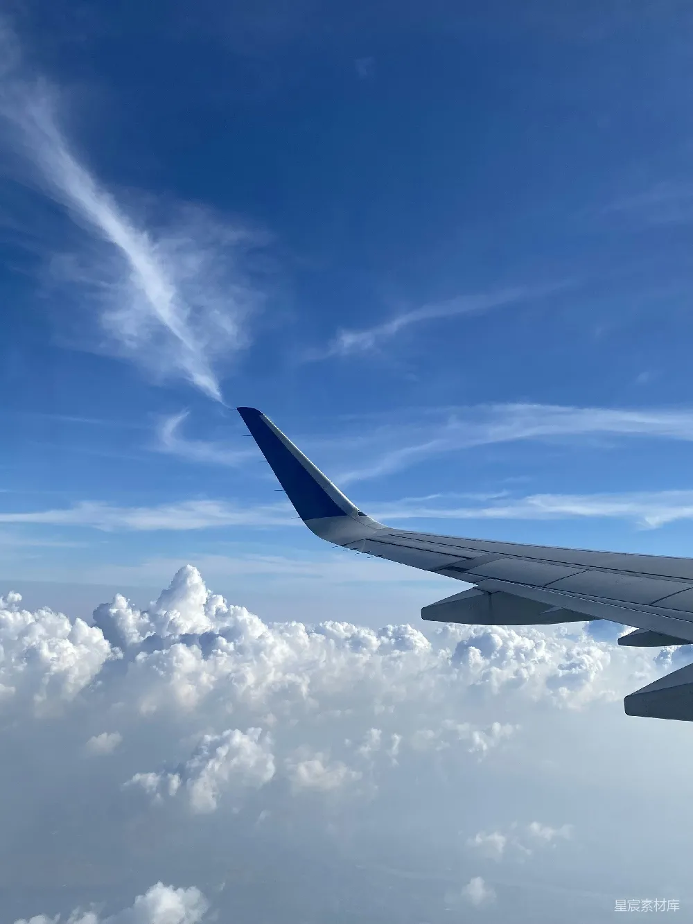 高清摄影  一架飞机机翼在空中的景象