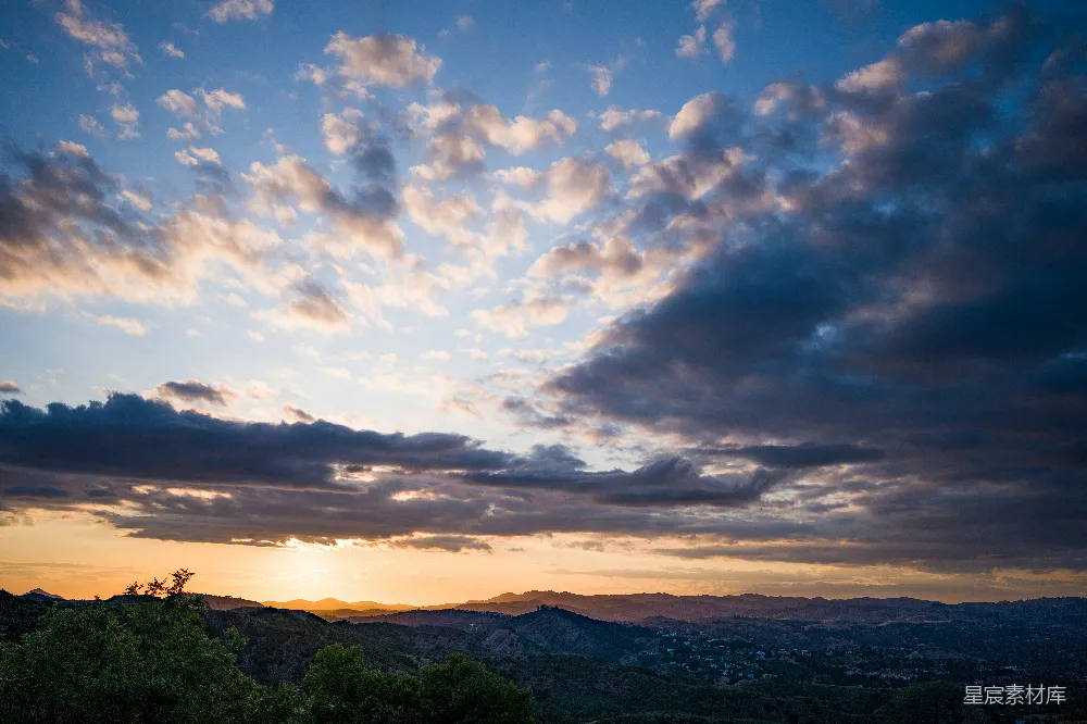 高清摄影  夕阳下远方景色的壮观云彩。
