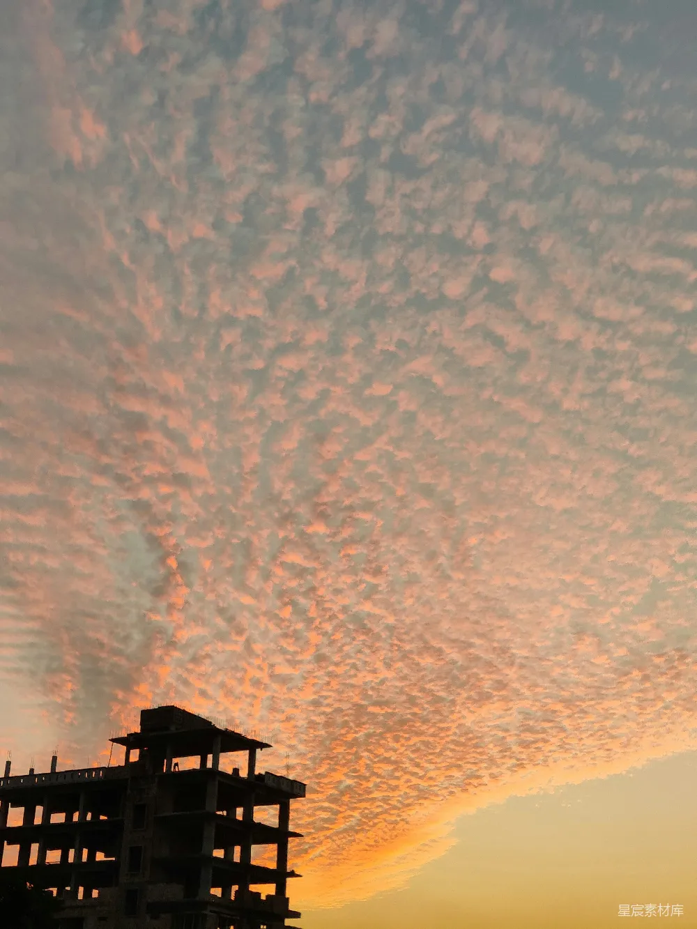 高清摄影  在多云的黄昏天空下的一座建筑