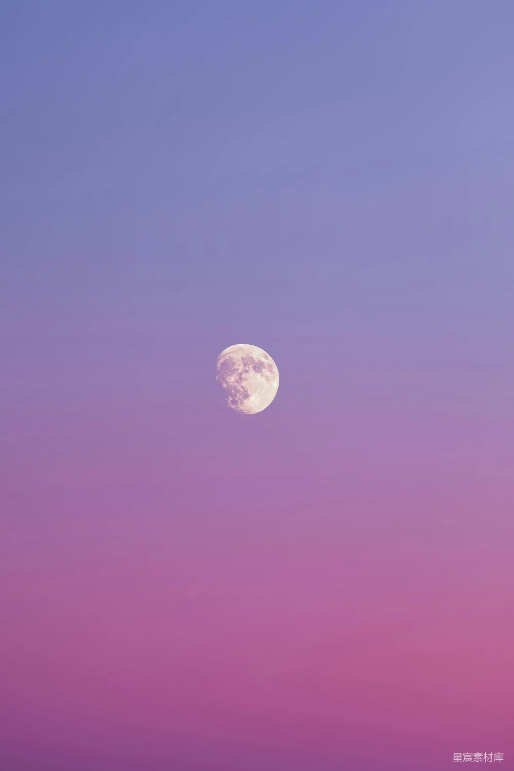 高清摄影 自然 月亮在渐变色的天空中可见。