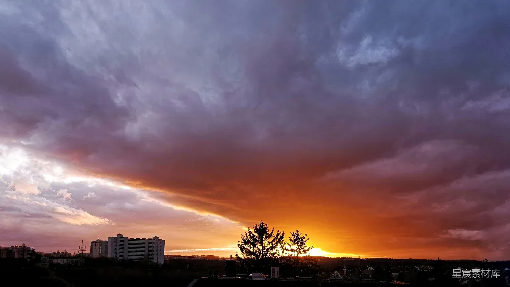 高清摄影  夕阳正笼罩在一座高楼林立的城市上。