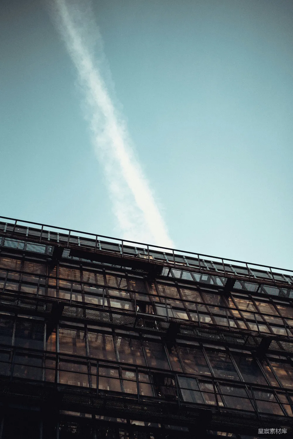 高清摄影  一座建筑在天空中有一道彩虹。