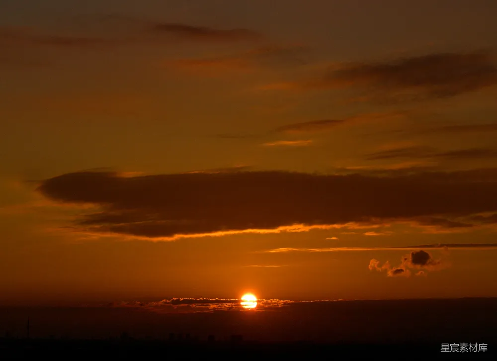 高清摄影 壁纸 夕阳正从海平线上落下。