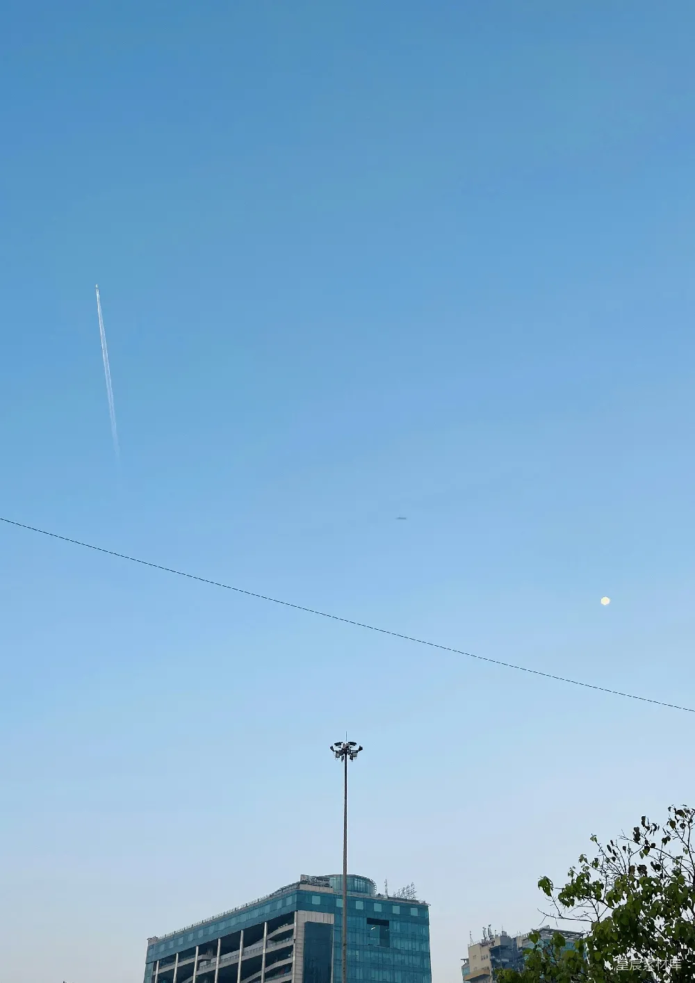 高清摄影  一架飞机在建筑物上方的天空中飞行