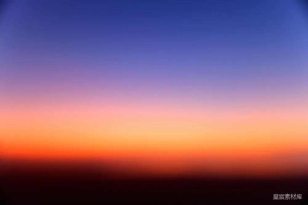 高清摄影 自然 色彩斑斓的夕阳天空，橙色和紫色交织。