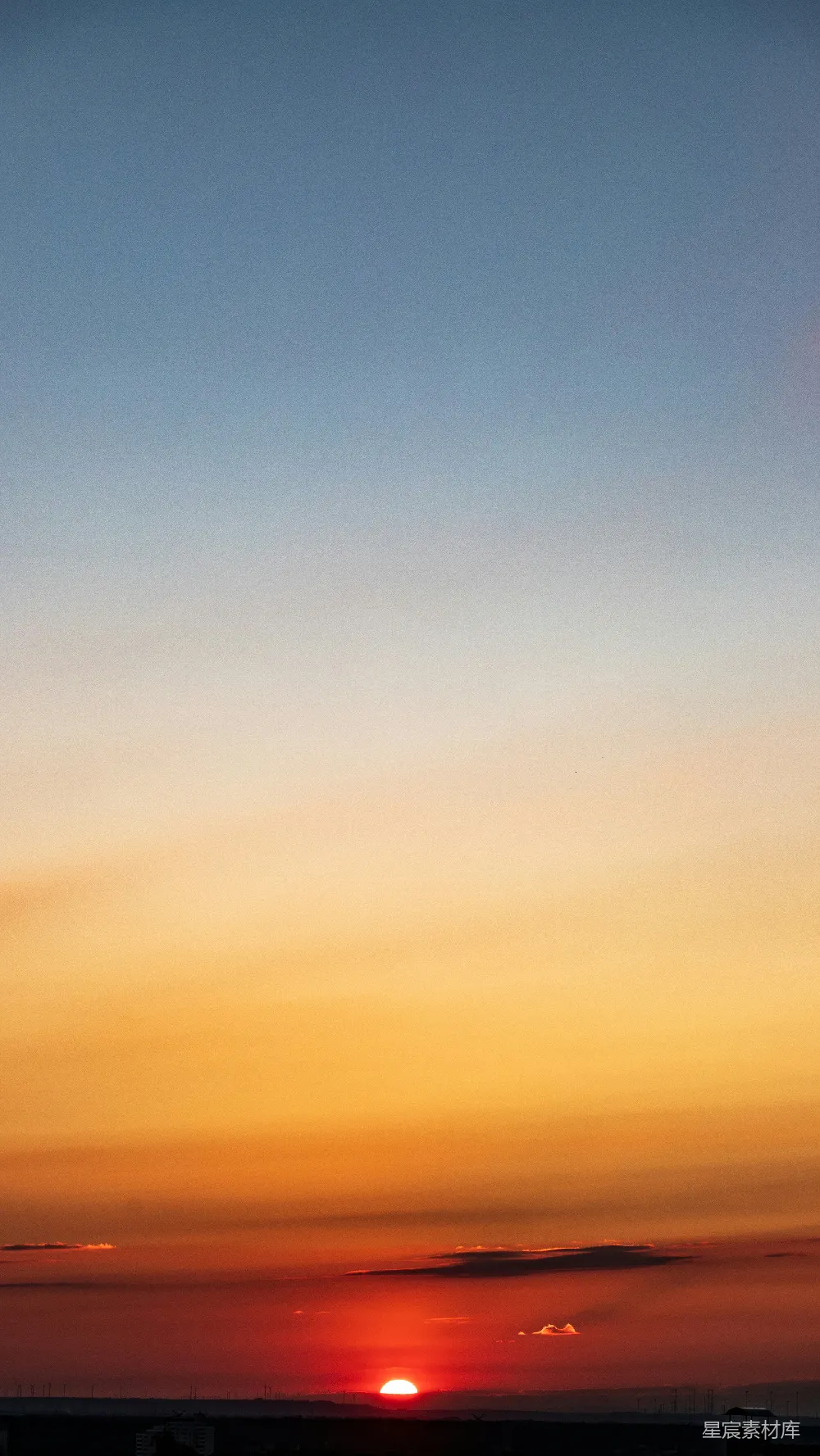 高清摄影  绚丽的夕阳，红日悬挂在地平线上。