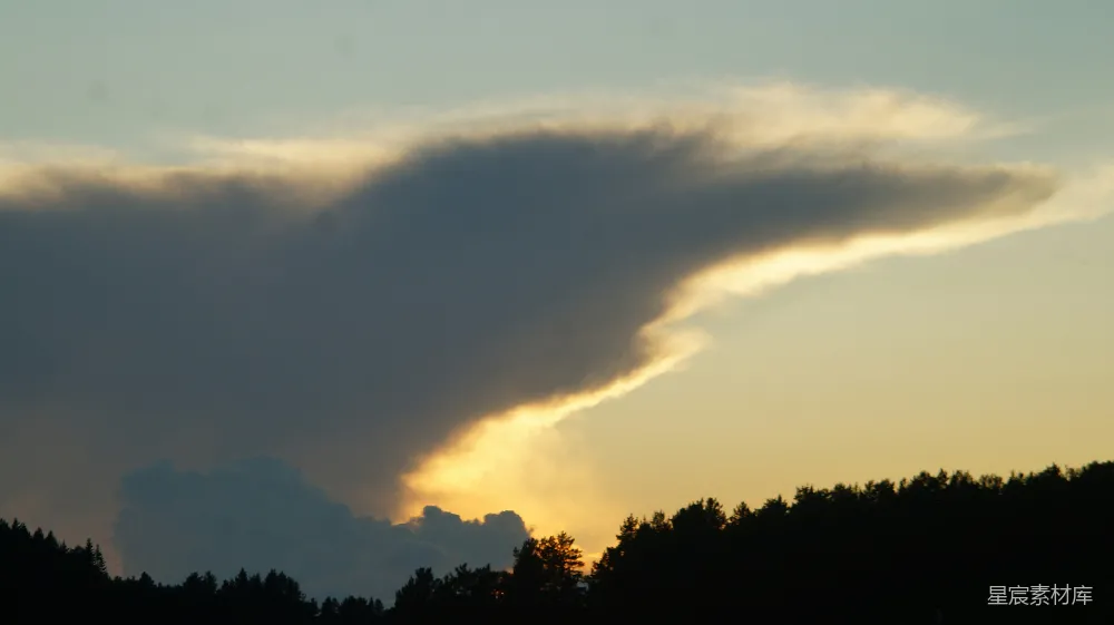 高清摄影  乌云在夕阳的天空中形成