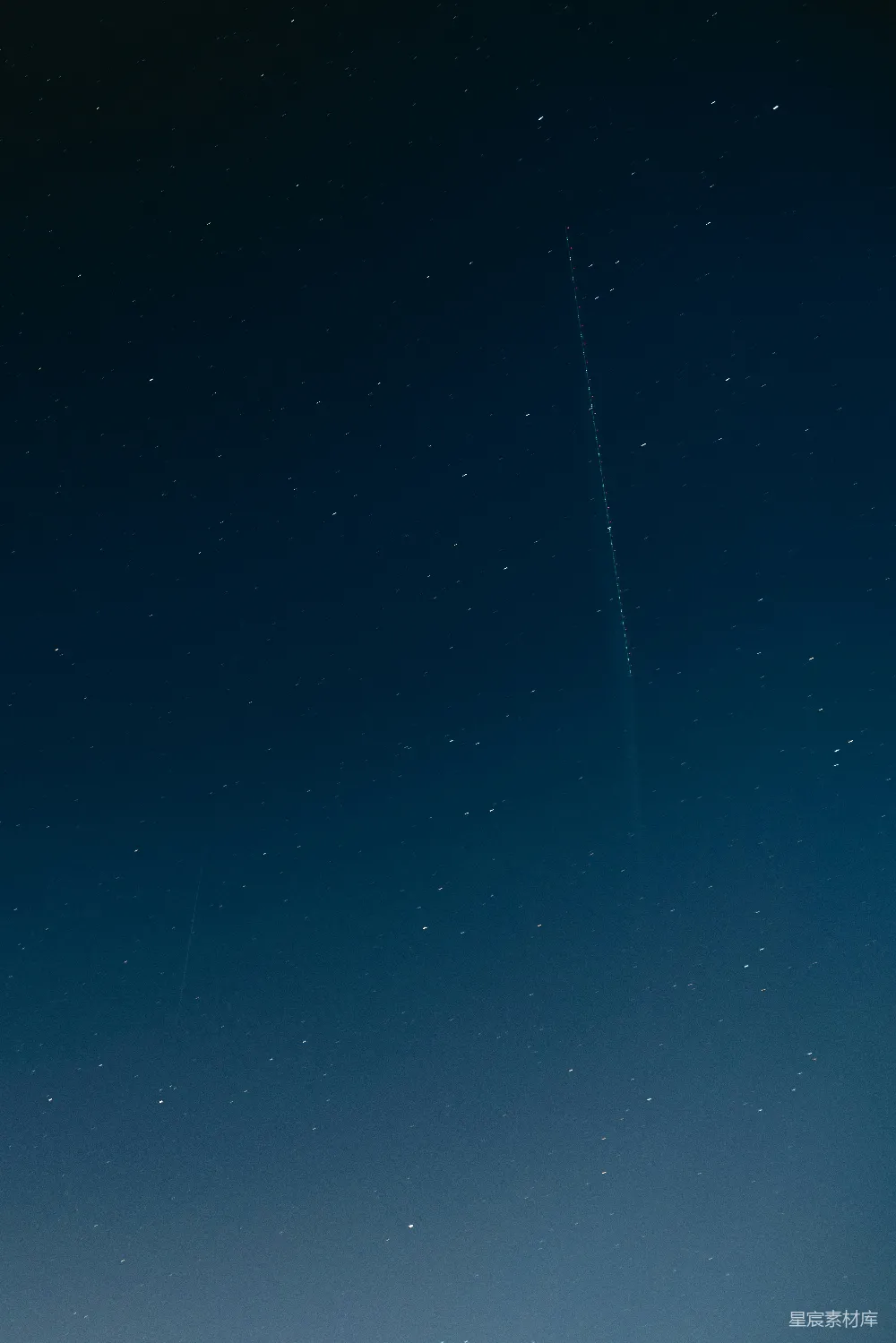 高清摄影  一架飞机在夜间天空中飞行。