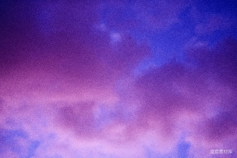 高清摄影  一架飞机在天空中飞行，背景是紫色和蓝色的天空。