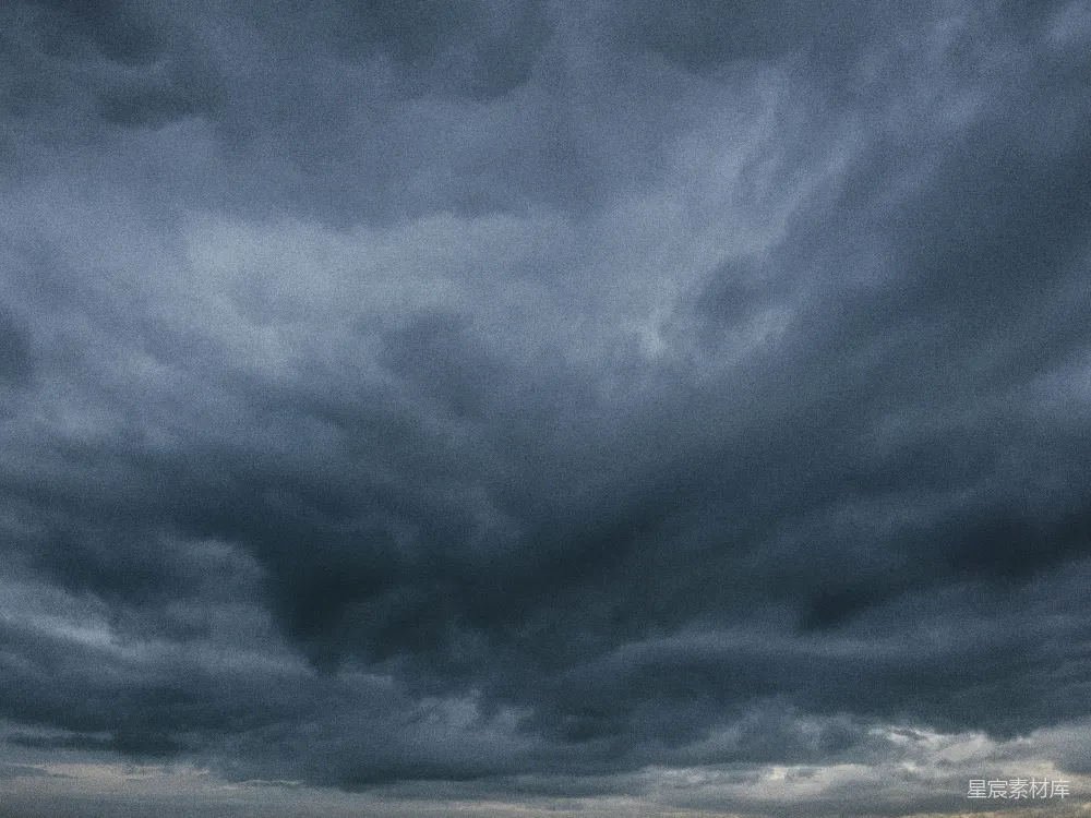 高清摄影  乌云密布，天空中汇聚着一场黑暗而戏剧性的暴风雨。