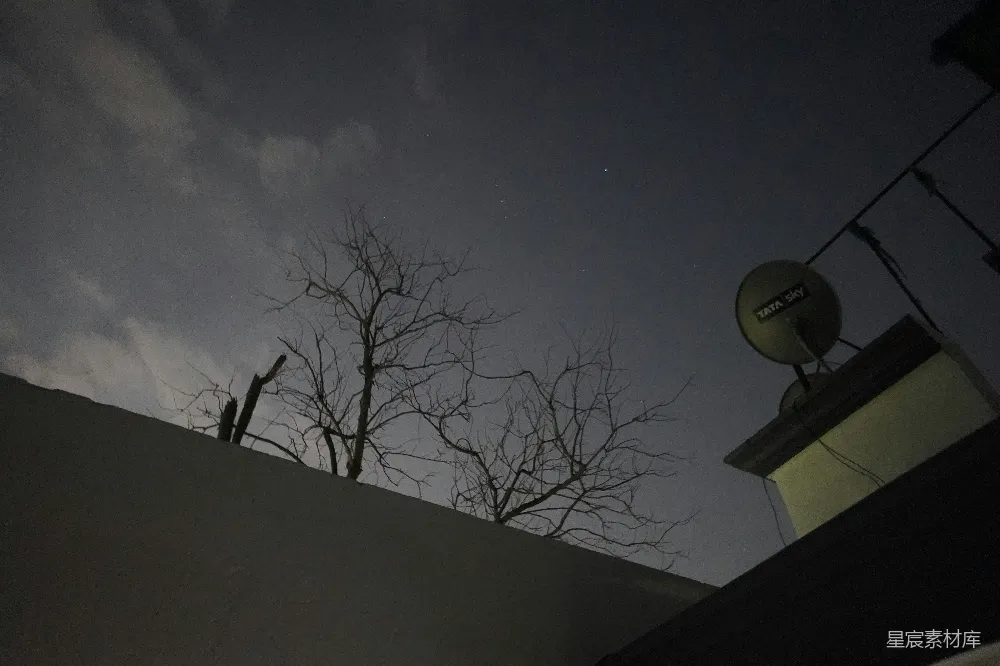 高清摄影  夜间建筑物顶部的卫星天线