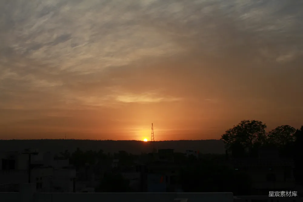高清摄影  夕阳正在城市天际线上落下。