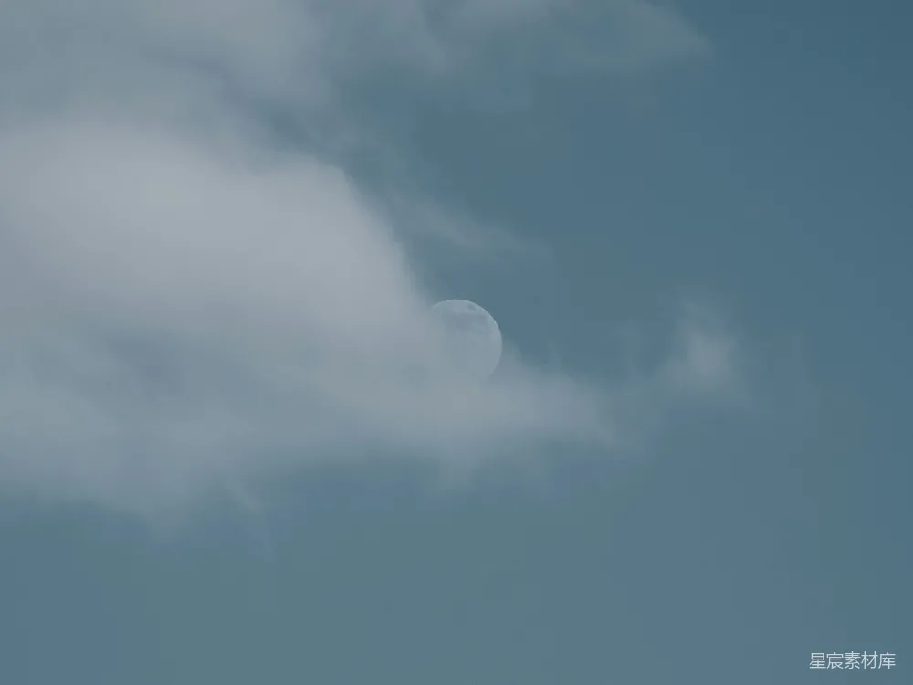 高清摄影 自然 壁纸 一架飞机在空中飞行，背景中有一弯新月。