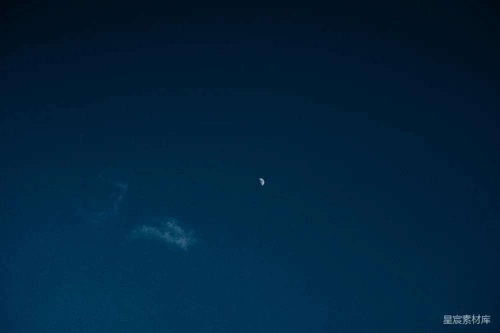 高清摄影  一轮新月悬挂在深蓝色的夜空中。