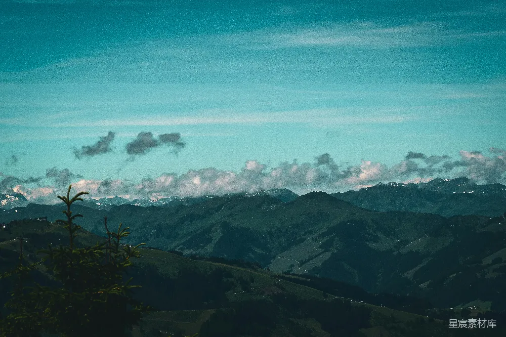高清摄影  一座山脉的景色，天空中飘着云彩。