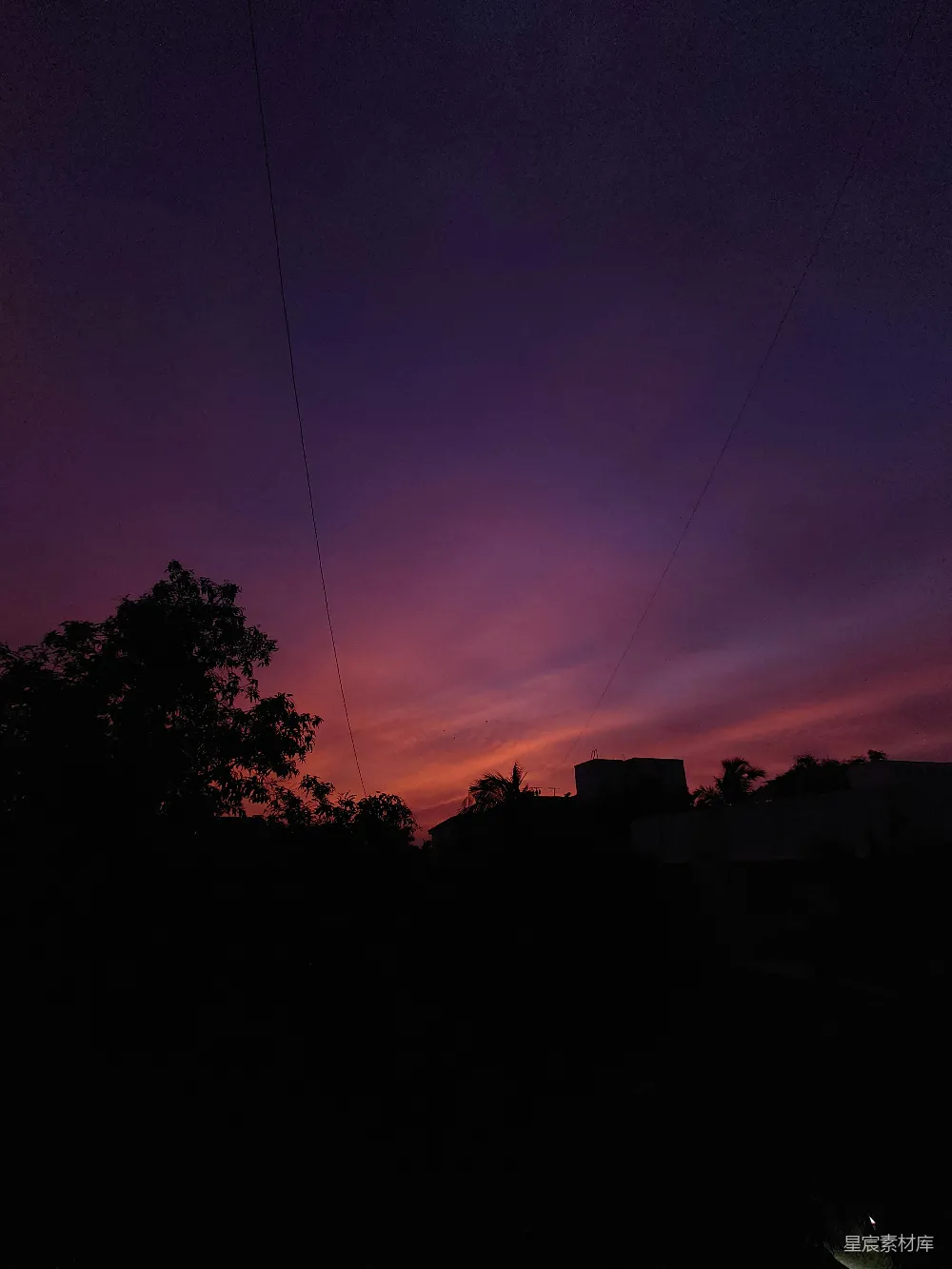 高清摄影 实验性 自然 壁纸 夜晚的天空呈现出紫色和红色，前景中有几根电线。
