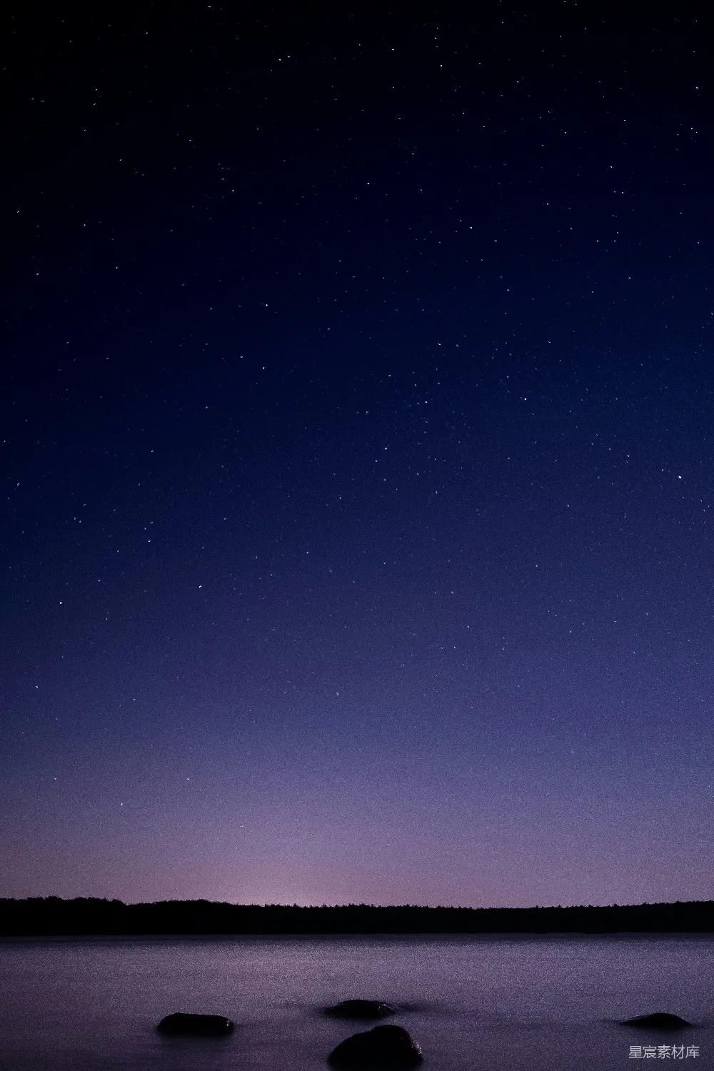 高清摄影  夜空中的星星悬挂在水面上方