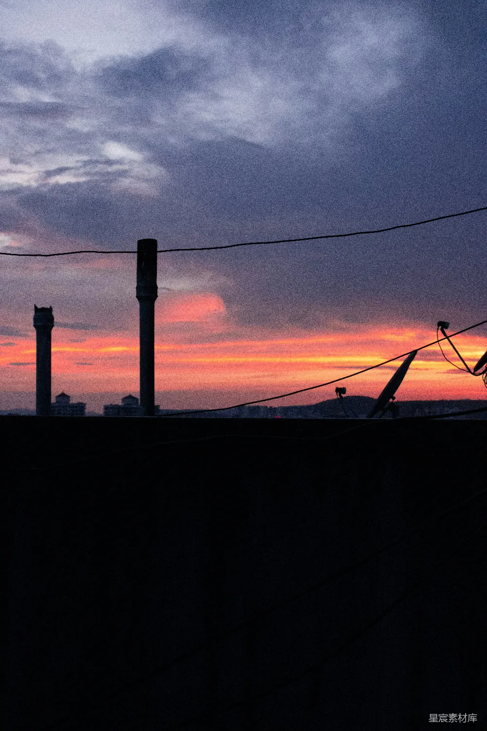 高清摄影  一架飞机正停在跑道上，夕阳西下。