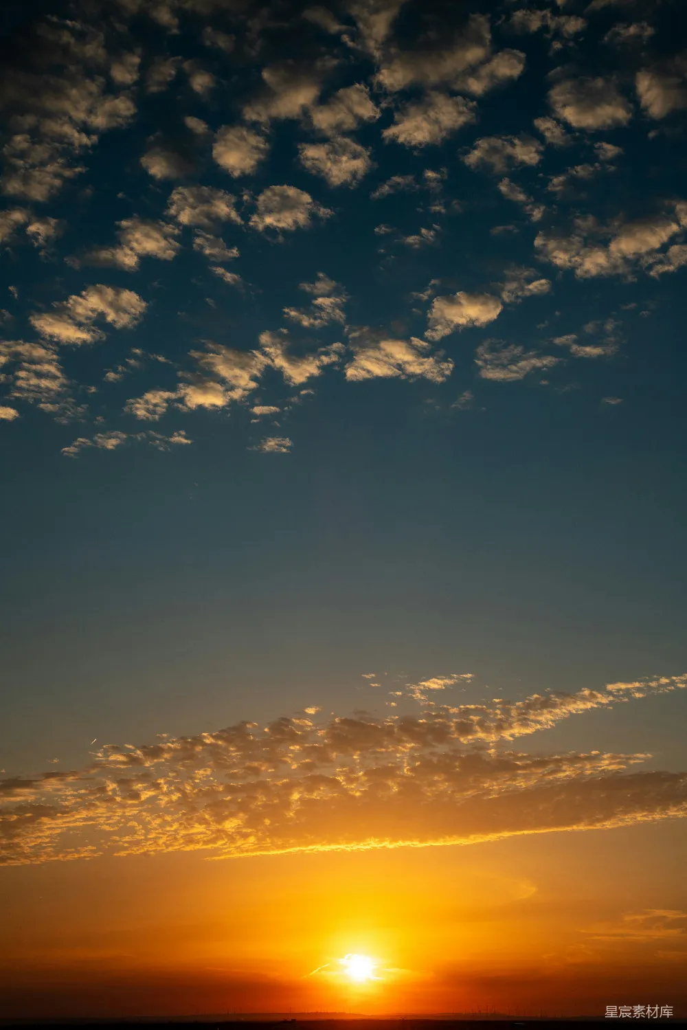 高清摄影  晴空一片湛蓝，夕阳余晖下，云彩零散分布。